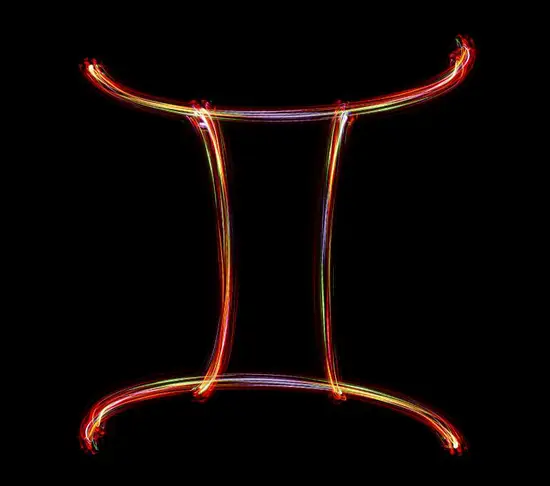 如何让双子男回头找你聊天(5个简单技巧让你成为他的聊天对象)