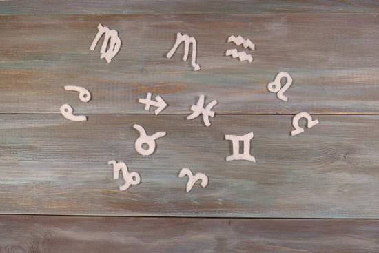 易鑫今日运势播报最新：金牛座财运亨通，双子座需谨言慎行，巨蟹座团队合作当头