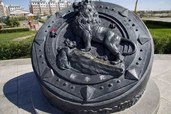 狮子男偏爱哪种星座女生(揭秘狮子座男生的恋爱心理)