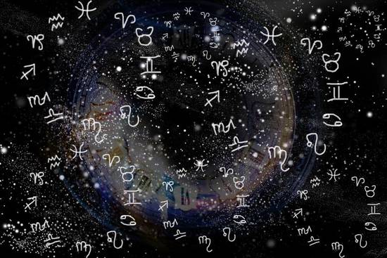 双子今天的运势：爱情波动、职场挑战、财务谨慎